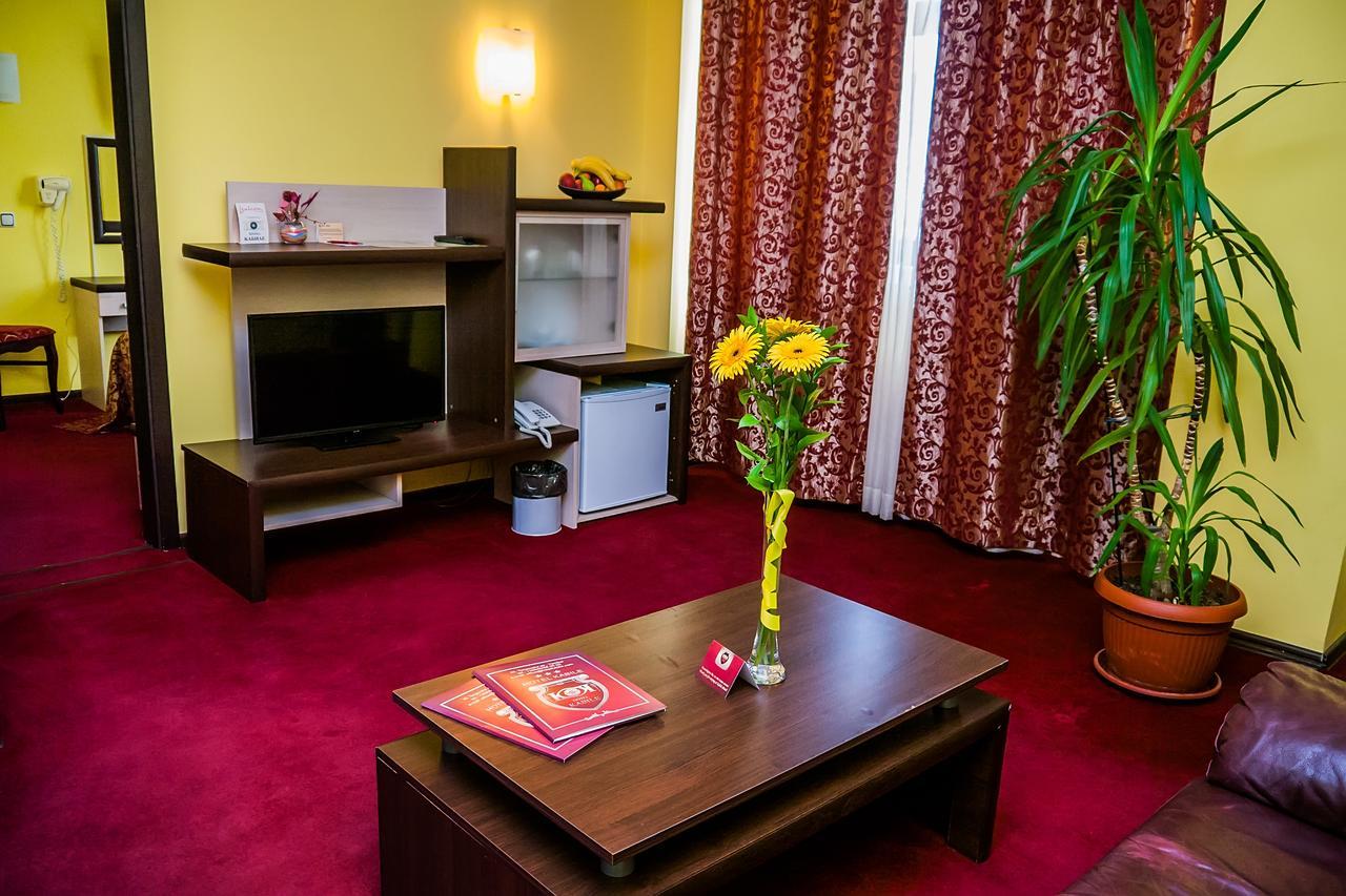 Hotel Kabile 扬博尔 外观 照片
