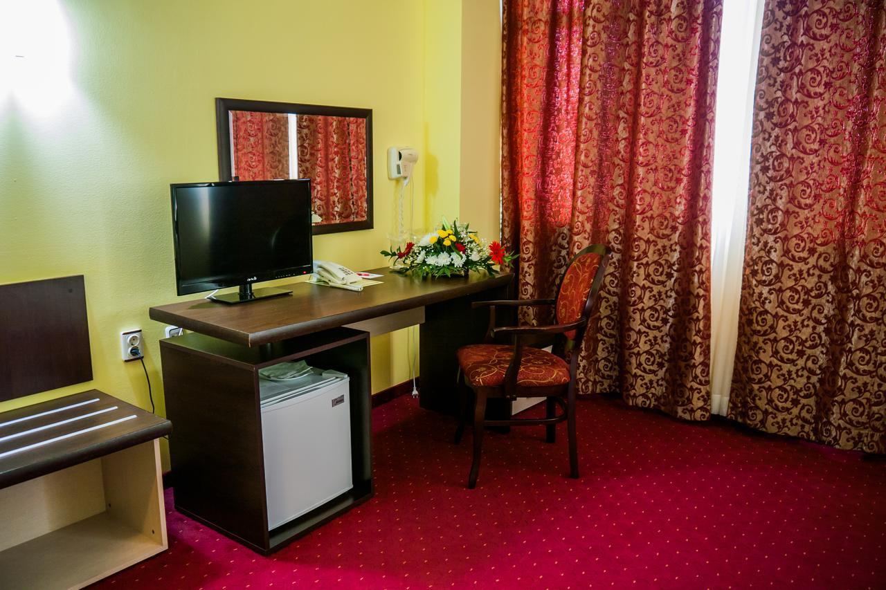 Hotel Kabile 扬博尔 外观 照片